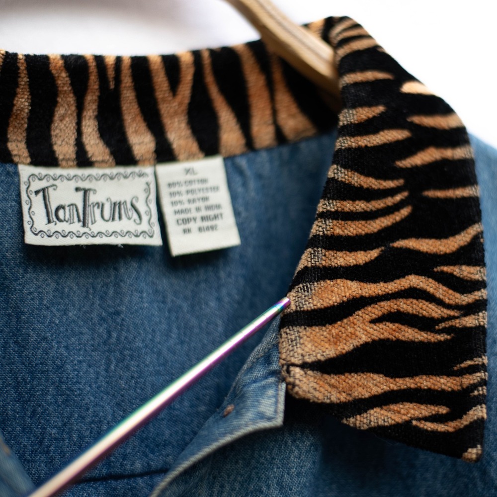 Vtg Tantrums Denim Jacket Womens XL Tiger Embroidered Velvet Collar Safari India - Picture 12 of 12